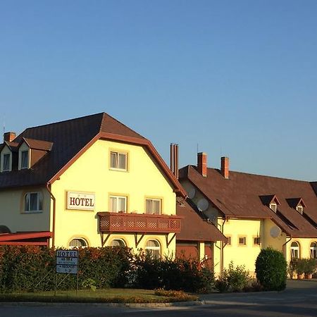 Patyi Etterem Es Hotel Bögöte Exterior foto