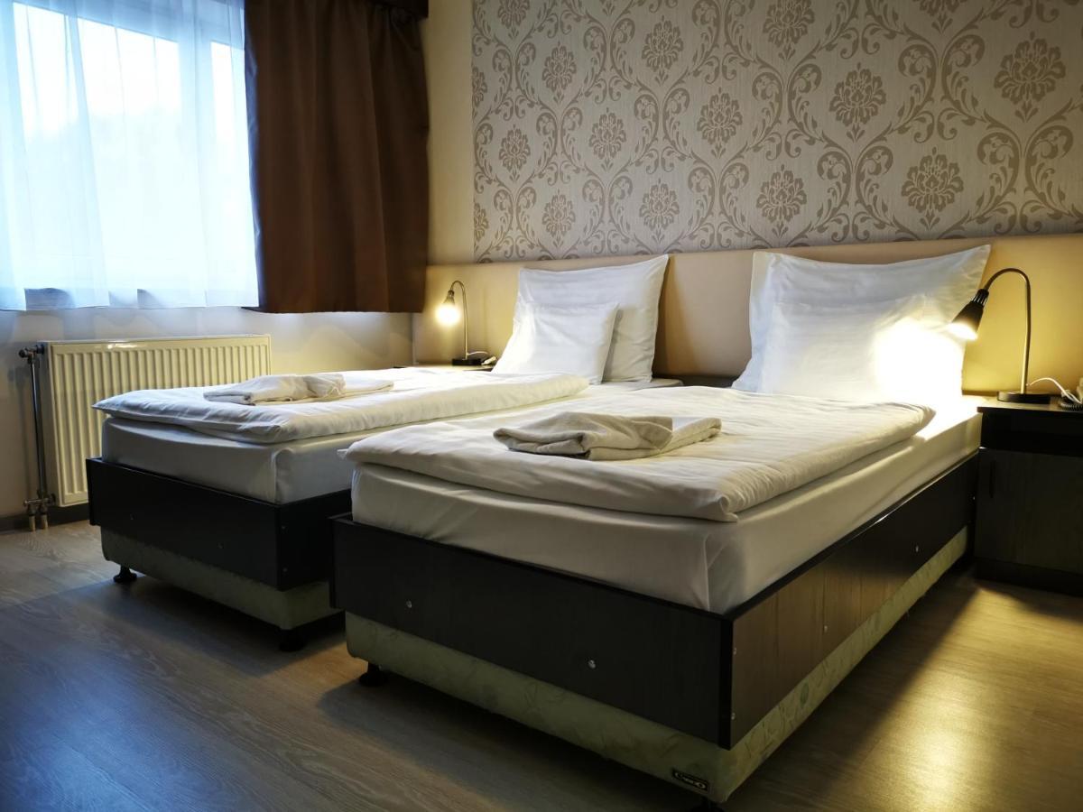Patyi Etterem Es Hotel Bögöte Exterior foto