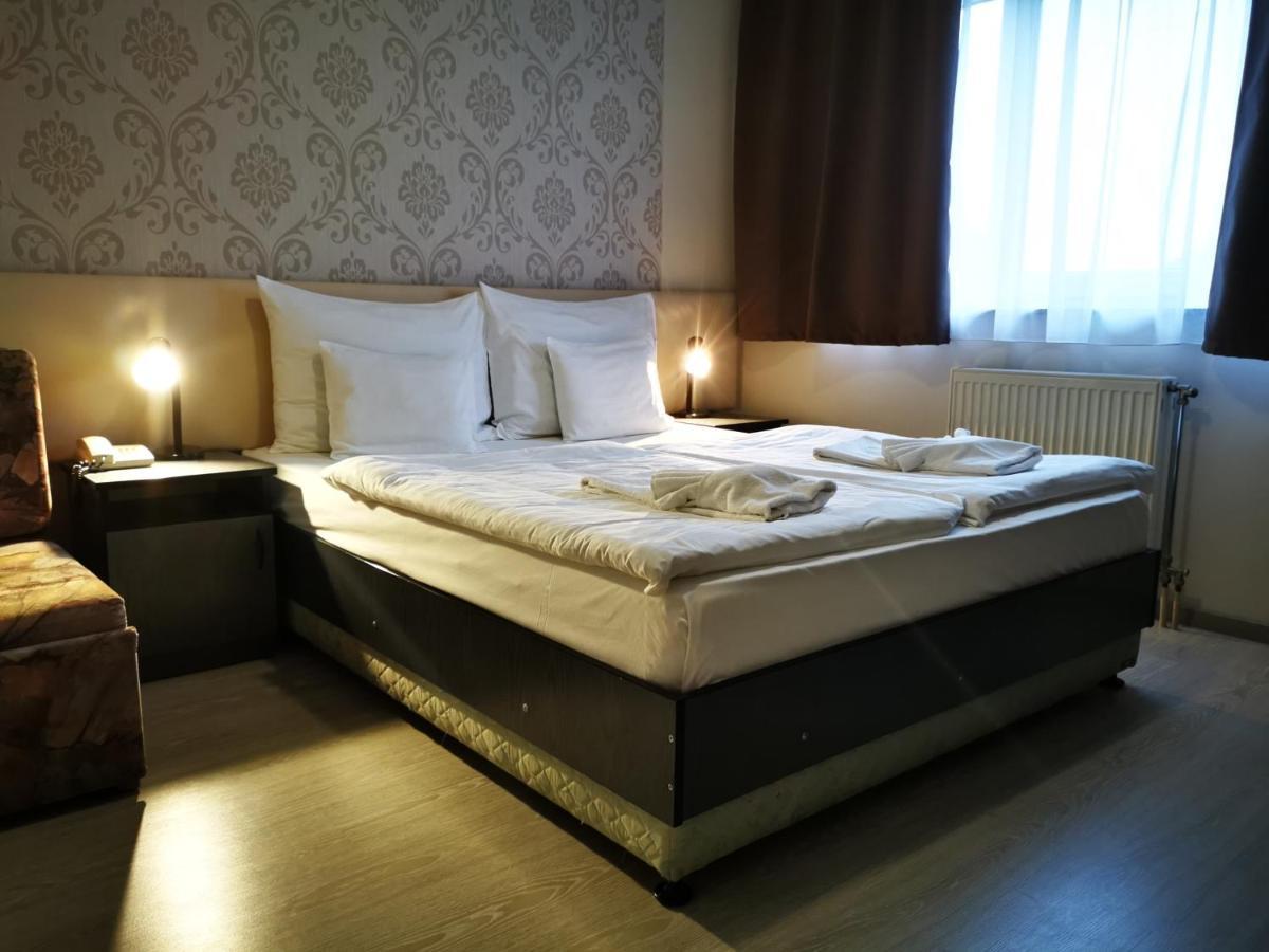 Patyi Etterem Es Hotel Bögöte Exterior foto