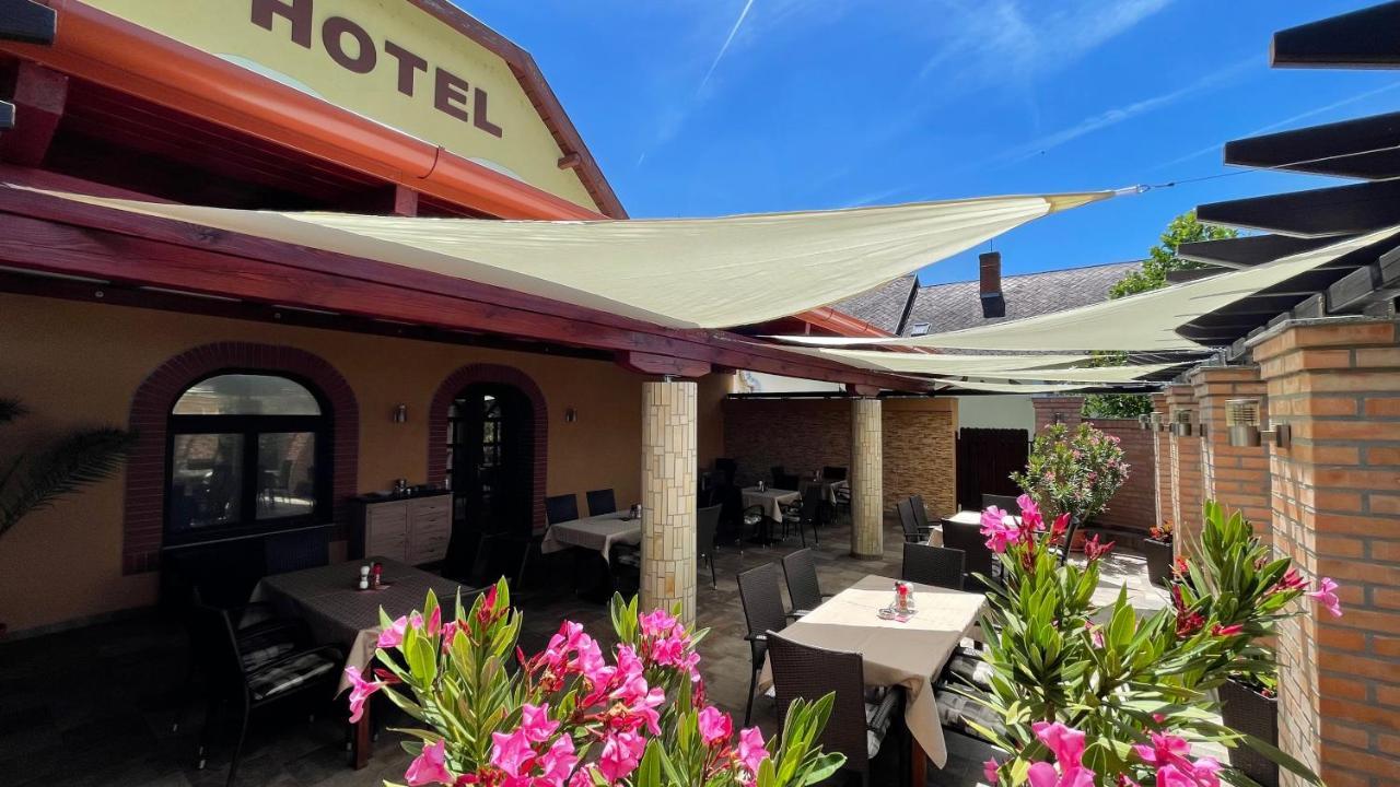 Patyi Etterem Es Hotel Bögöte Exterior foto