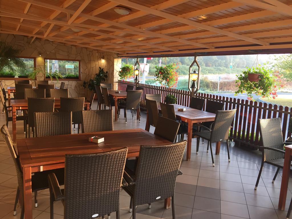 Patyi Etterem Es Hotel Bögöte Exterior foto
