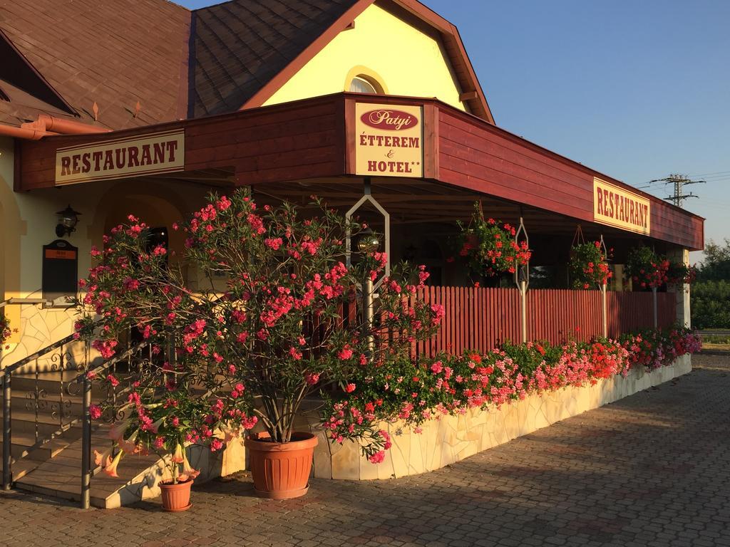 Patyi Etterem Es Hotel Bögöte Exterior foto