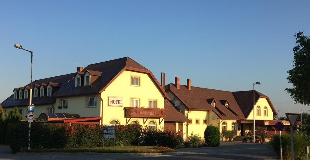 Patyi Etterem Es Hotel Bögöte Exterior foto