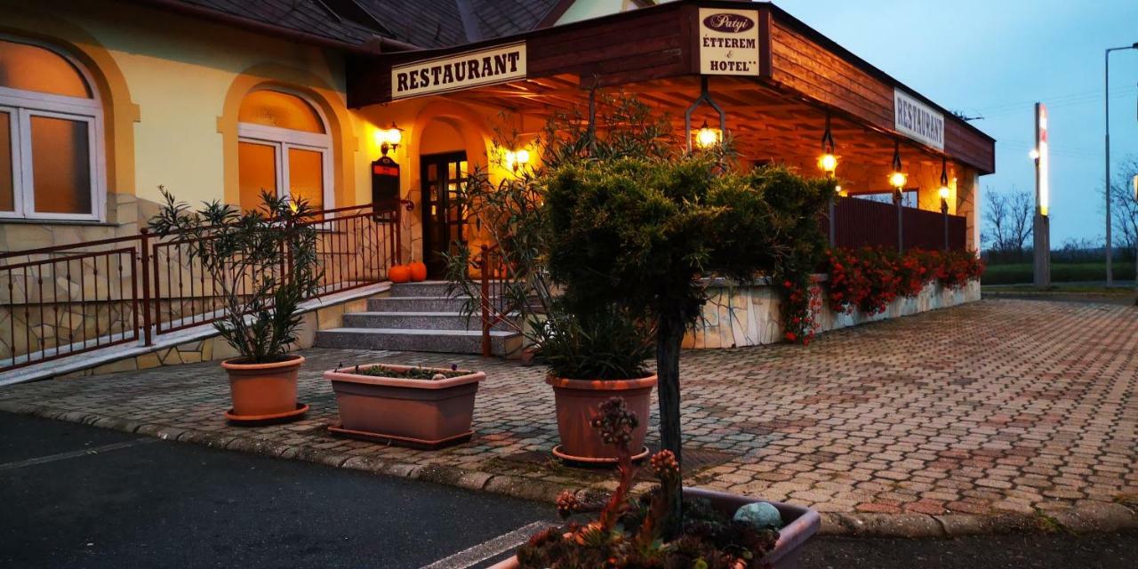 Patyi Etterem Es Hotel Bögöte Exterior foto